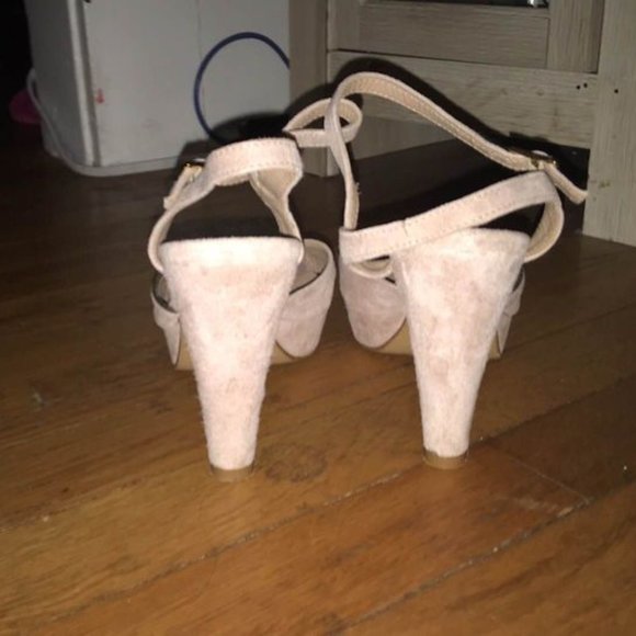 Blush pink Suede peep toe pumps with gold accent - Picture 2 of 4